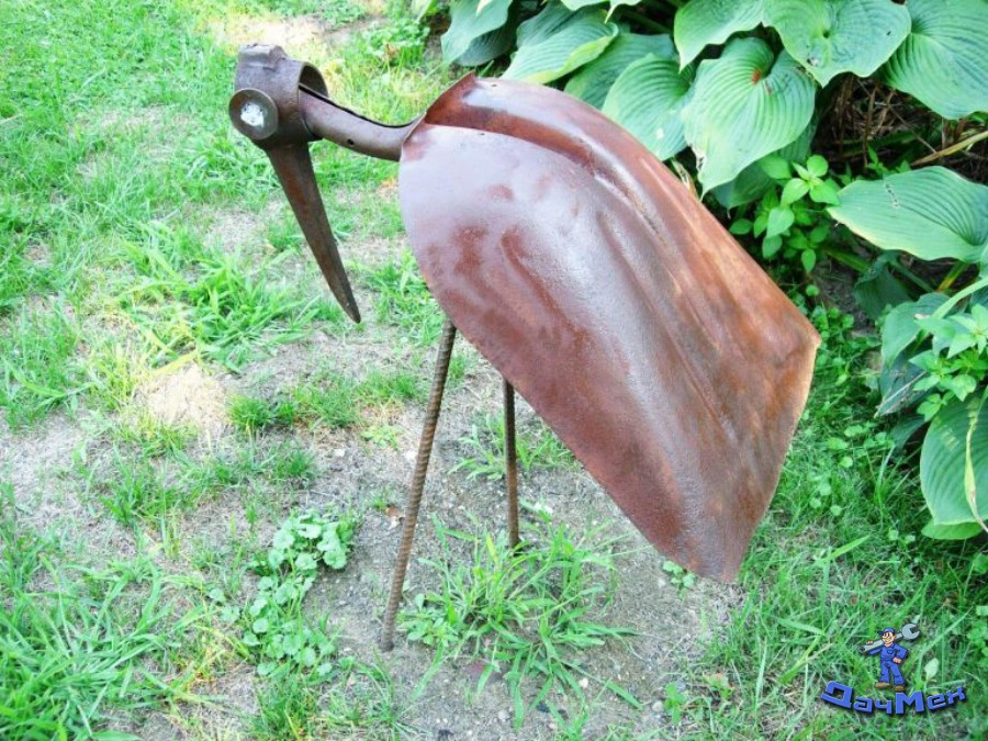 Аист из лопаты и сломанной мотыги