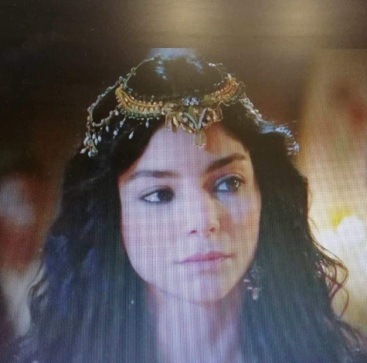 Нурбану  знакомится с гостьей Селима.