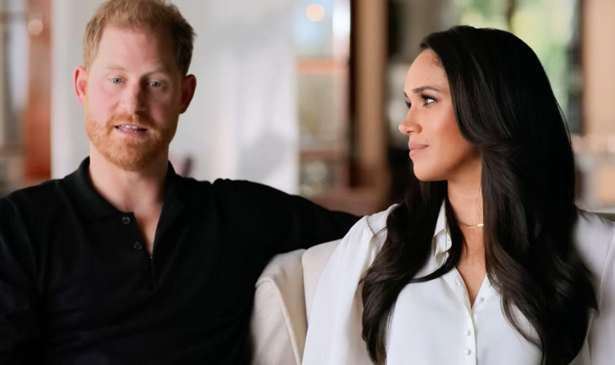    Меган Маркл и принц Гарри выступили с новыми нападками на монархию Кадр из видео