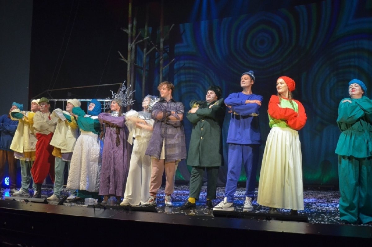    В постановке занята значительная часть труппы театра.