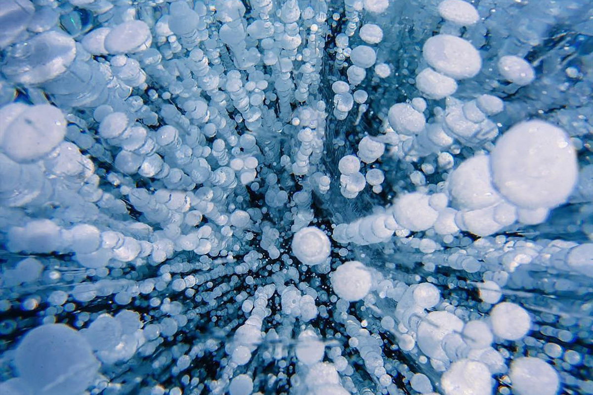 Замерзающая вода в воздухе. Метановые пузырьки на Байкале. Метановые пузыри на Байкале. Замерзшие пузыри на Байкале. Замерзшие пузыри метана в Байкале..