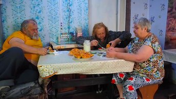 Деревенская дружная семья обедает и завтракает за столом едим домашние пирожки с картофелем ПОДВАЛ ИЛЬИЧА деревенский дом и животные