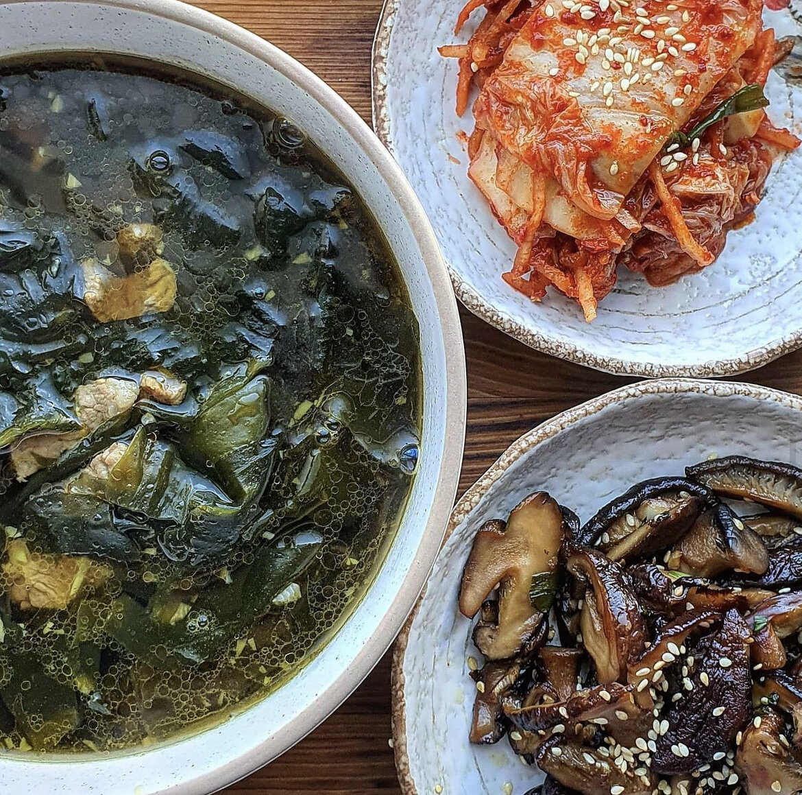 Полезные свойства, водоросль вакаме который идет в супе способствует снижению веса, понижению уровня холестерина, укреплению сердца, предотвращает рак, повышает общий тонус, поддерживает баланс гормонов, способствует построению крепких костей, делает циркуляцию более интенсивной, улучшает здоровье кожи. Водоросли в сушеном продаются в супермаркетах, когда я жила в России заказывала на озон. 