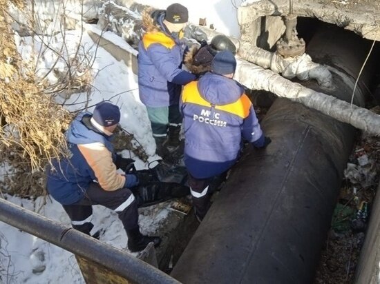     Пожилого мужчину с обморожением спасли из коллектора теплотрассы в Хабаровске. ФОТО: ГУ МЧС по Хабаровскому краю