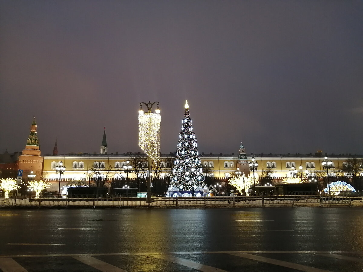 Ёлка на Манежной площади в Москве.