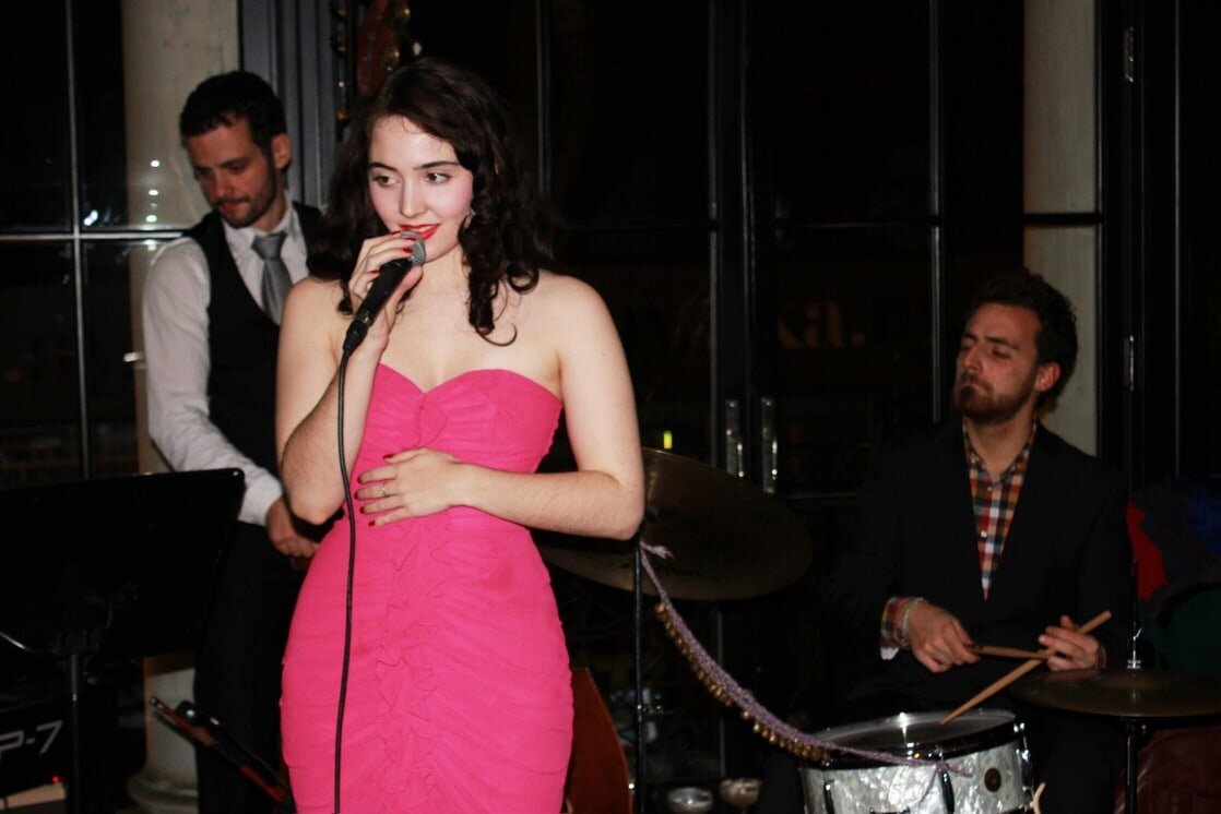 38. -9. 9. Швейцарка, поющая в США мануш и шансон-9. 