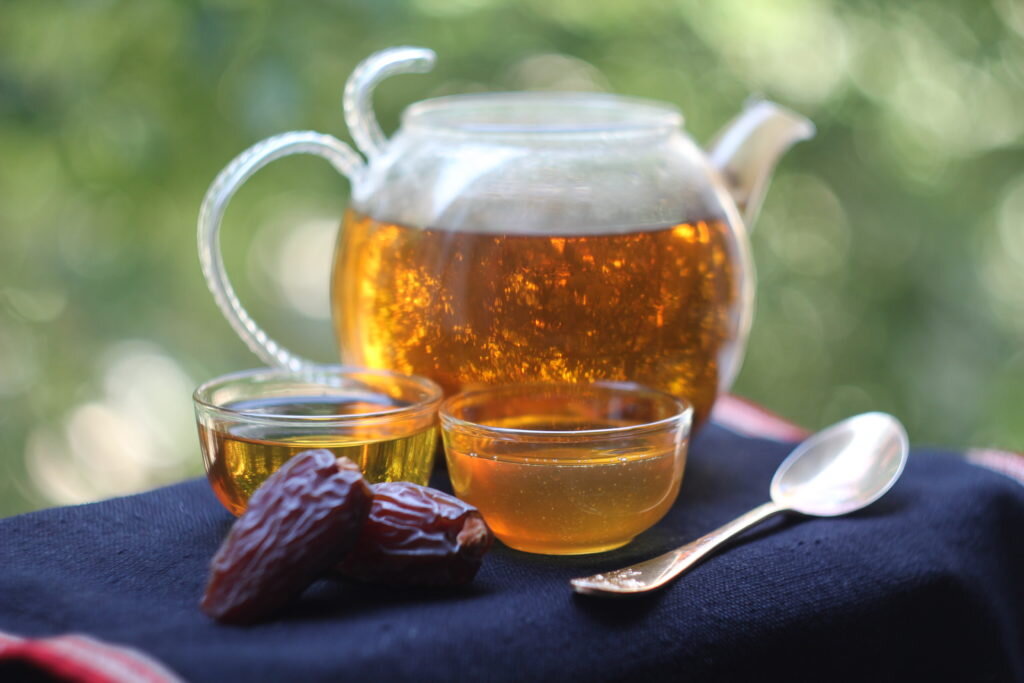 Дарджилинг и жантаковый мед. Финики и ложечка чисто для красоты. Фотография Ольги Никандровой