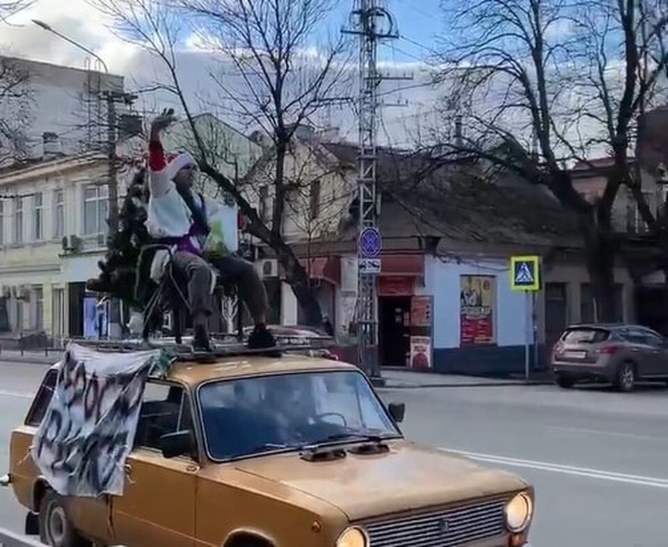     Пранкеры уже неоднократно привлекали внимание сотрудников ГИБДД за нарушение правил дорожного движения, но чего не сделаешь ради контента. Фото: скриншот из видео