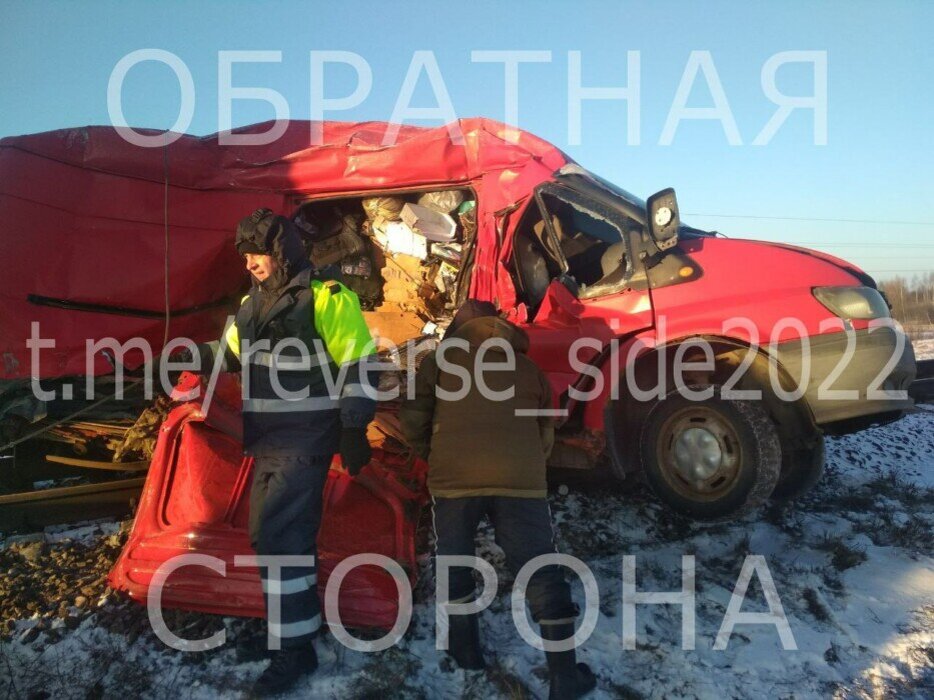 Поезд смял микроавтобус в Витебской области - Фото