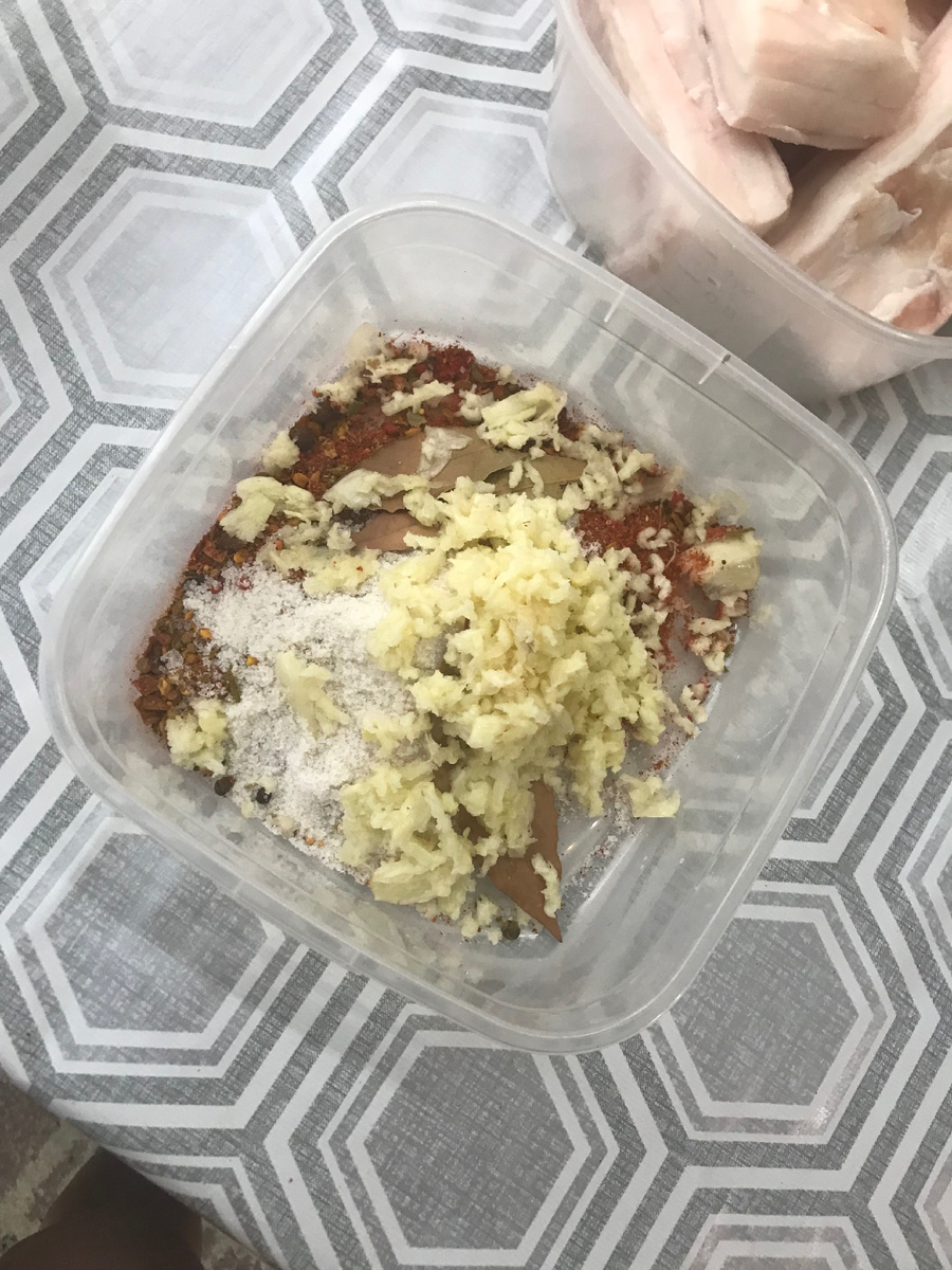 Смешиваем специи с измельченным чесноком