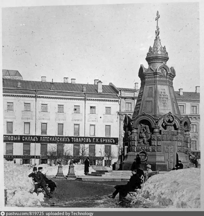 Ильинский сквер. На переднем плане памятник-часовня героям Плевны. 1890 -1900 г. Источник: Музей Лефортово.