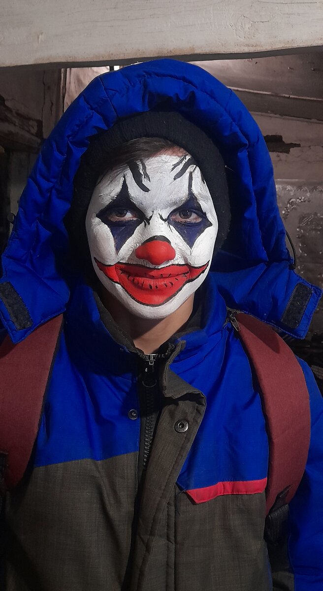 Егор в образе клоуна