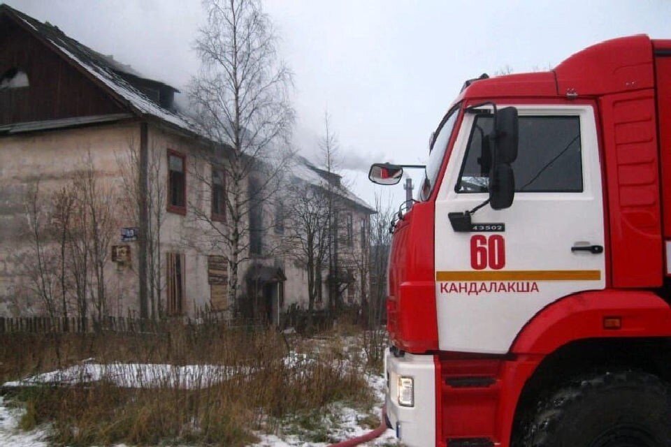     В 21.47 пожар полностью потушили. Фото: vk.com/murman01