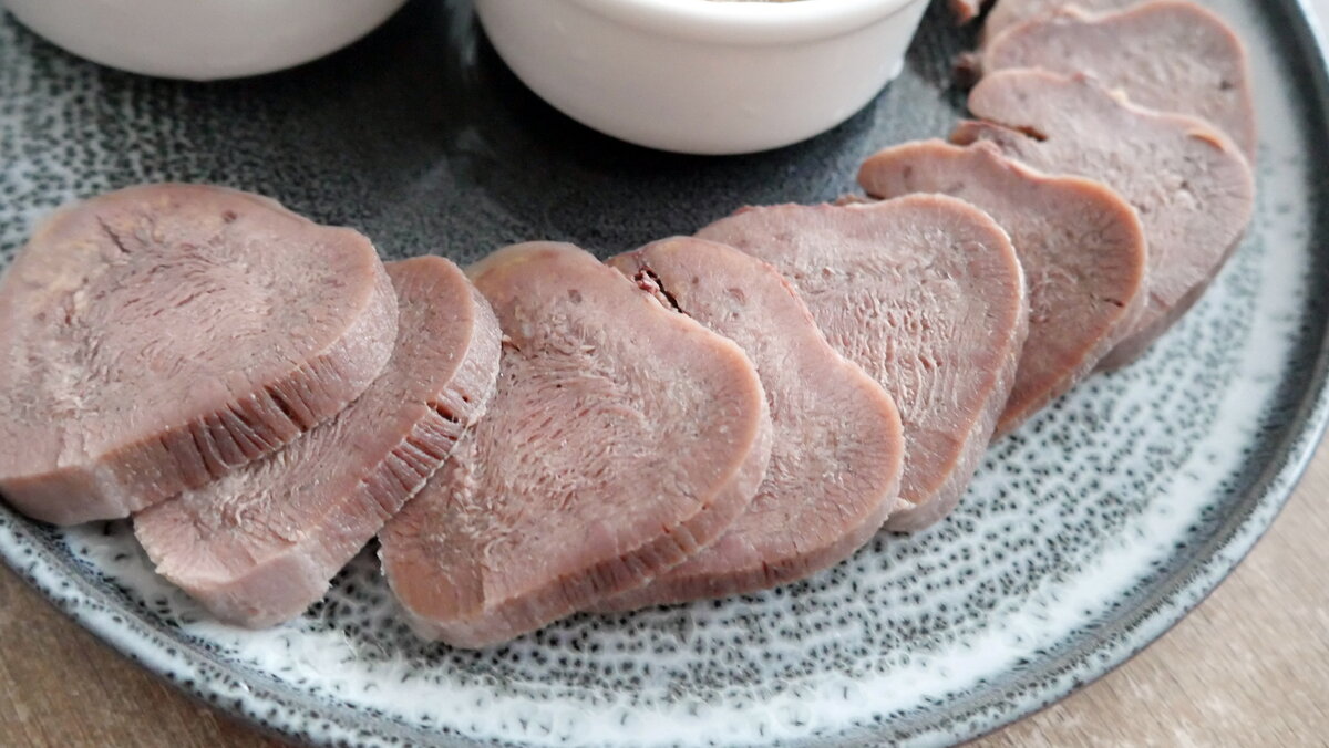 Большинство людей никогда не пробовало настолько вкусный говяжий язык.  Хитрый трюк, который разворачивает представление о нем на 180° | Домашняя  кухня Алексея Соколова | Дзен