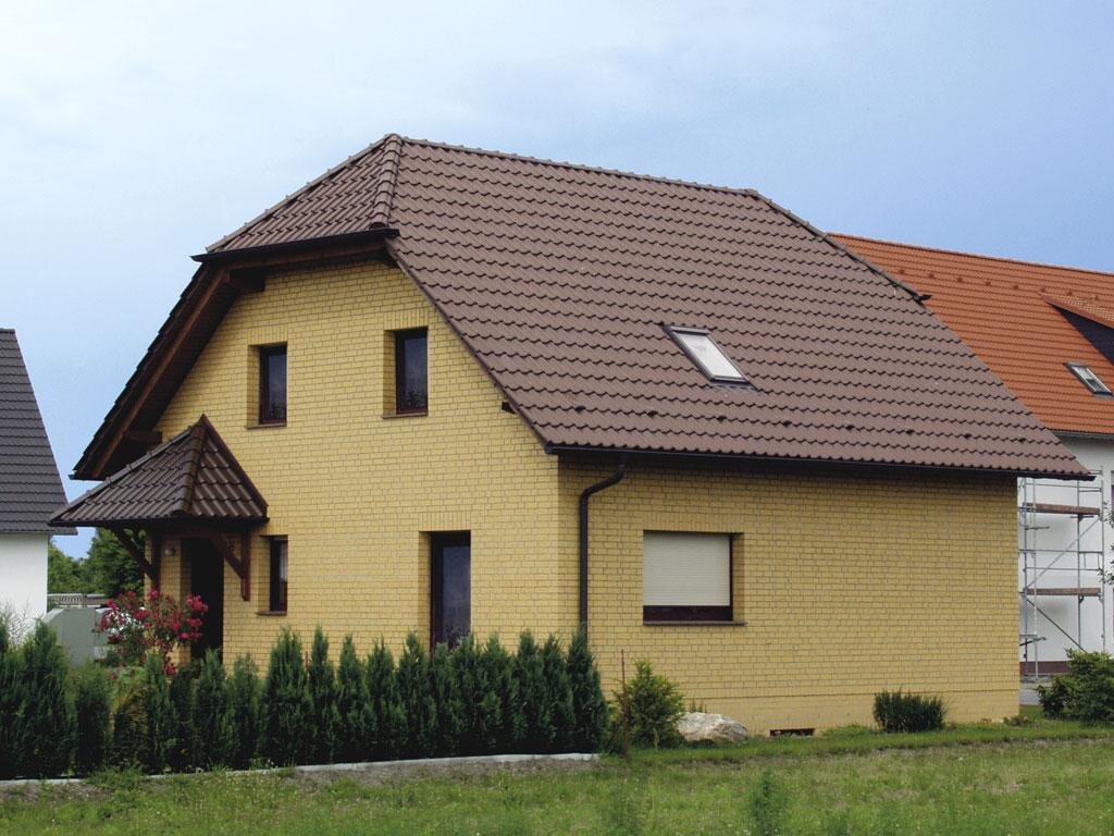 Какой цвет дома подходит к коричневой крыше фото