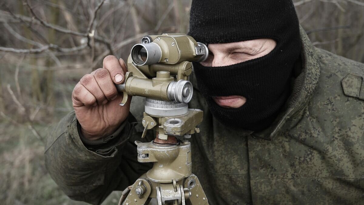    Военнослужащий МО РФ определяет азимут цели с помощью буссоли на Запорожском направлении© РИА Новости / Константин Михальчевский