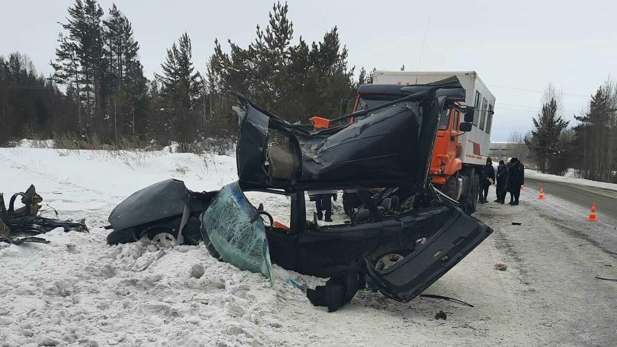     9 января в 10 часов утра (5 часов по московскому времени) на трассе «Вилюй» в Иркутской области произошла аварий, в результате которой погибли четыре человека.