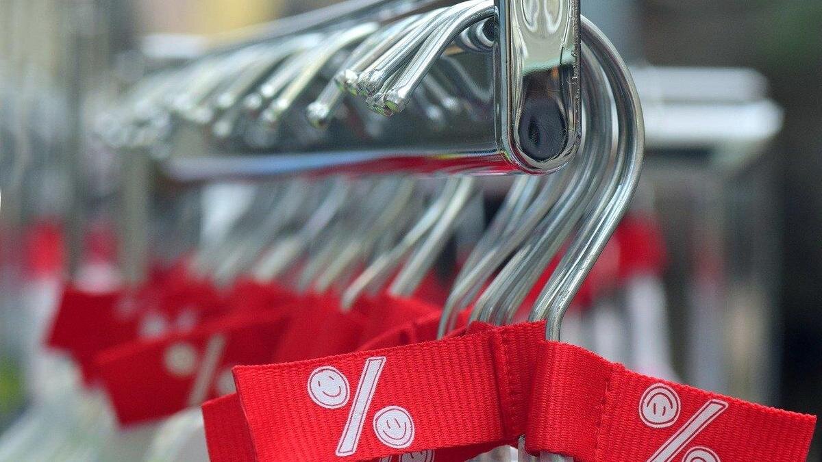    Одежда со скидкой весит на вешалках:pixabay.com