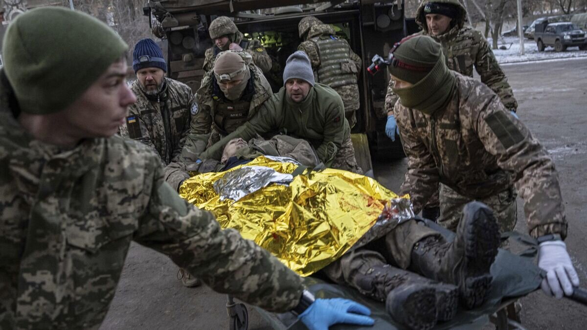    Украинские военнослужащие в госпитале в Донецкой области© AP Photo / Evgeniy Maloletka