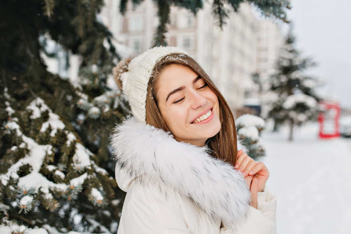 <a href="https://ru.freepik.com/free-photo/close-up-portrait-of-amazing-joyful-woman-in-white-warm-warm-clothes-enjoying-winter-time-in-city-young-pretty-woman-in-snow-smiling-with-closed-eyes_10111000.htm#query=%D0%BB%D0%B8%D1%86%D0%BE%20%D0%B8%20%D0%B7%D0%B8%D0%BC%D0%B0&position=20&from_view=search&track=ais">Изображение от lookstudio</a> на Freepik