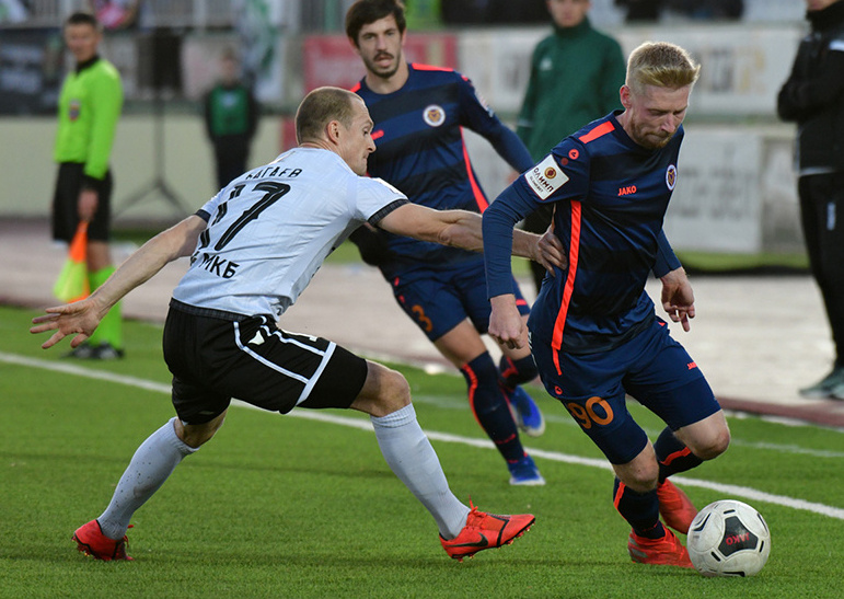 «Армавир» (Армавир) – «Торпедо» - 2:1. Торпедовец Михаил Багаев (№17) против армавирца Олега Полякова.