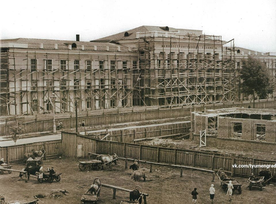 Заканчивается строительство машиностроительного техникума. Фото А.В. Космакова. 1953 год // Дубовская Е.М. Незабытая Тюмень. Альбом фотографических видов города и увлекательных историй XIX - XX веков. Тюмень, 2014.