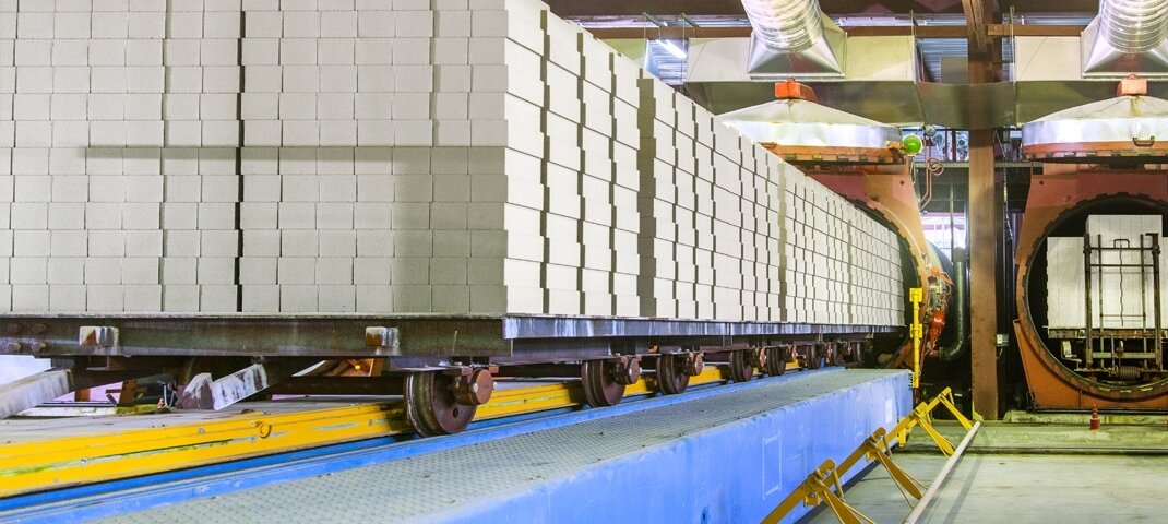 Кирпич из песка и извести на 20-30% тяжелее своего керамического «тёзки». Поэтому он хорошо держит тепло и защищает от шума. Фото — тоже с калужского завода.