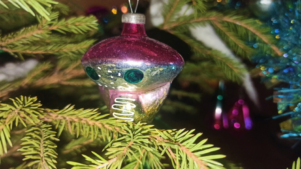 Я думаю, что это инопланетянин. Если есть предположения кто это - пишите. Обсудим.