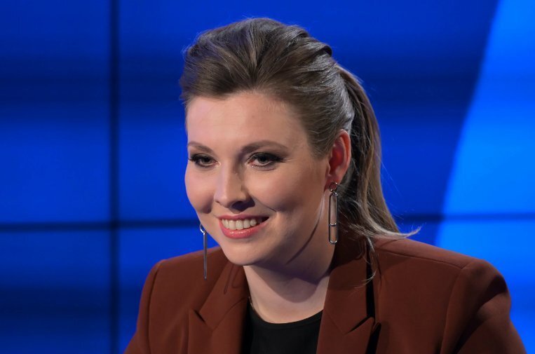 Каждый день читала клятву американскому флагу: Ольга Скабеева, жизнь в  эфире программы "60 минут" и её семья | Путь к успеху | Дзен