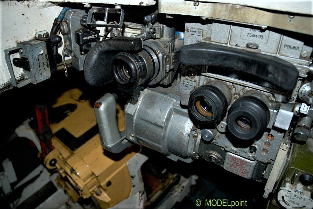 В центре- прицел-прибор наблюдения командира ТКН-4С "Агат С" левее- окуляр зенитного прицела ПЗУ-7.