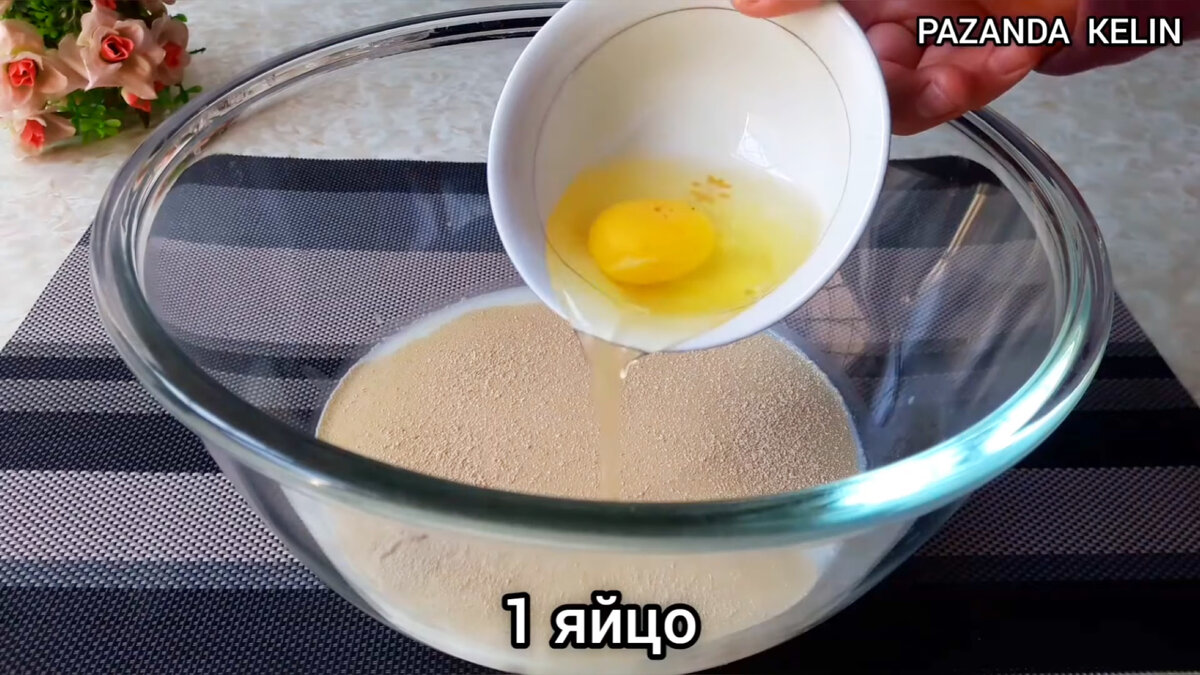 До чего же они мягкие и вкусные. Такие пирожки (пончики) с зеленью, готовлю на завтрак и обед. Приступаем к приготовлению. В миску вливаем тёплое молоко и воду.-7