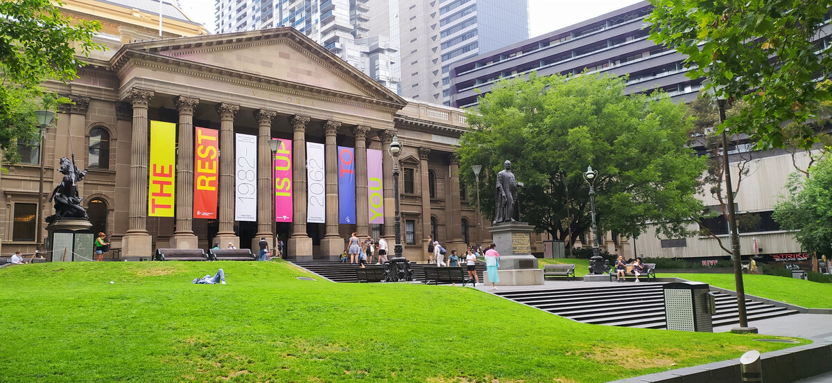 А мы, тем временем подошли к симпатичному старинному зданию. В нем располагается библиотека австралийского штата Виктория. Мельбурн столица этого штата.