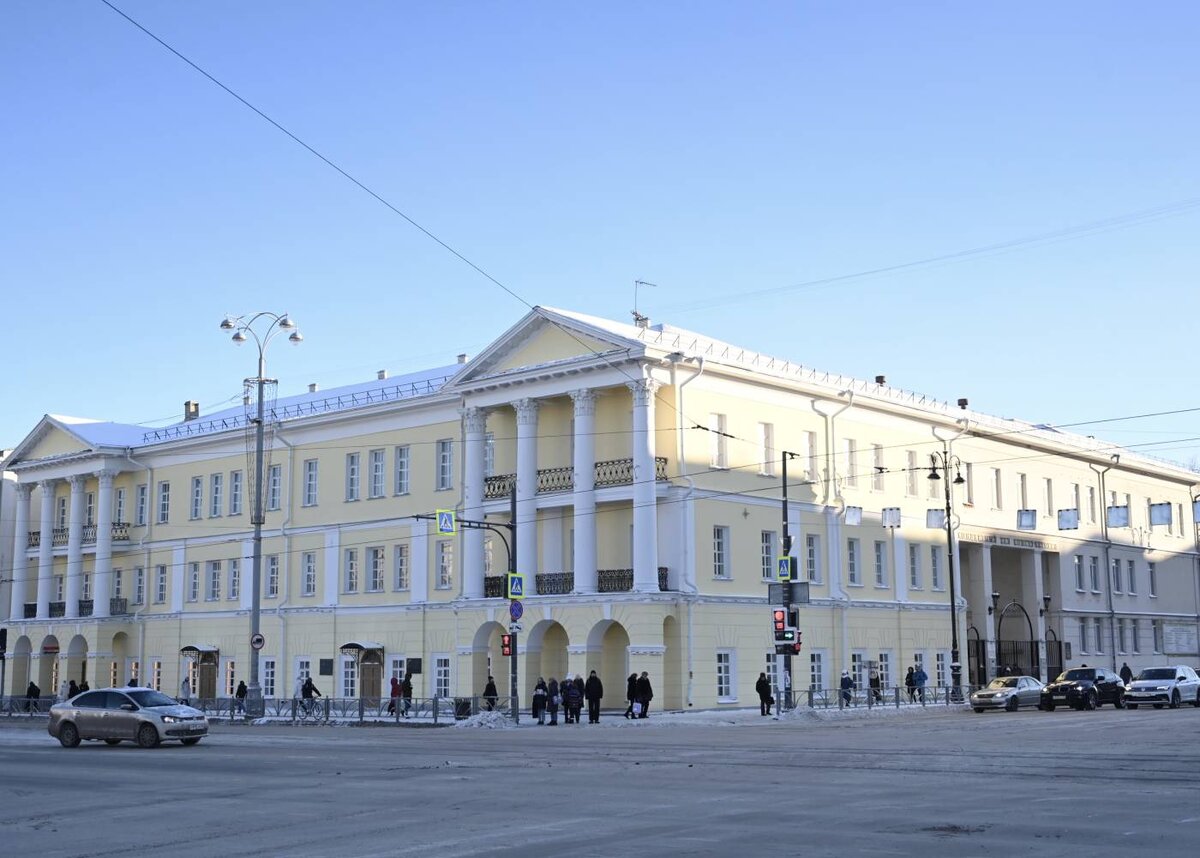 Канцелярия Главного управления Уральских горных заводов (Горная канцелярия). Здание возведено в 1739 г., а в 1830-е перестроено в стиле классицизм.