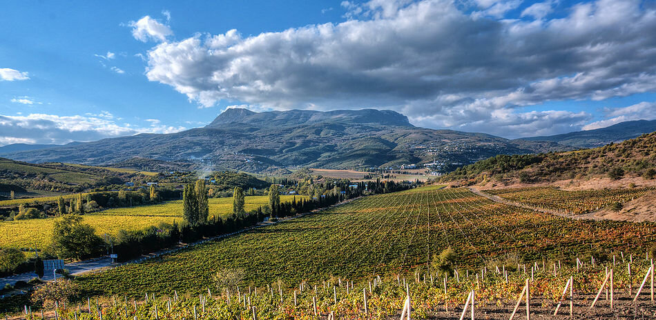 Алуштинская долина. Вдали виден Чатыр-Даг