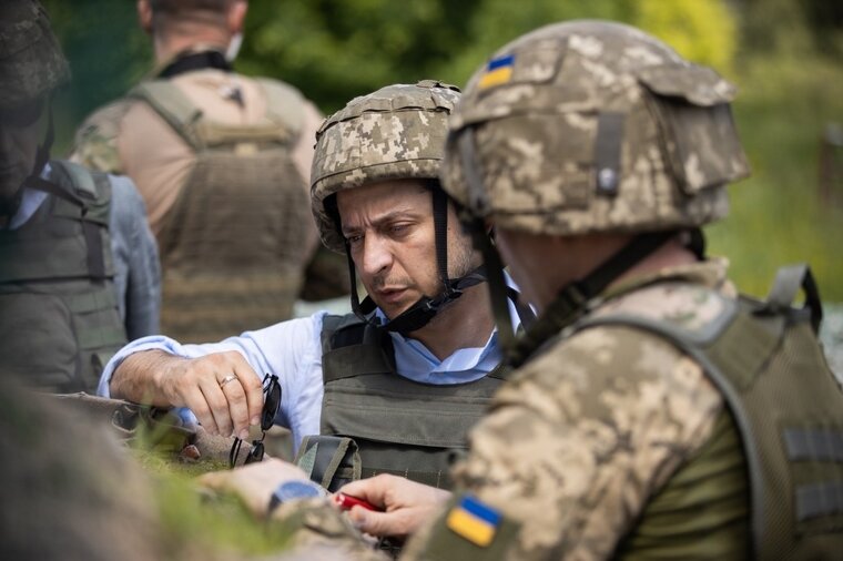    Владимир Зеленский пообещал усилить армию ВСУ западным оружием