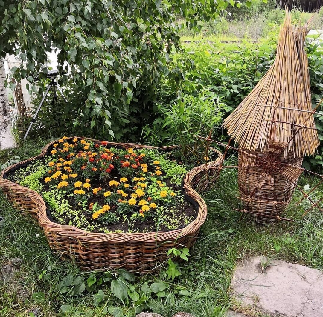 Моя французская грядка и мельничка,  которую выплела Александра 