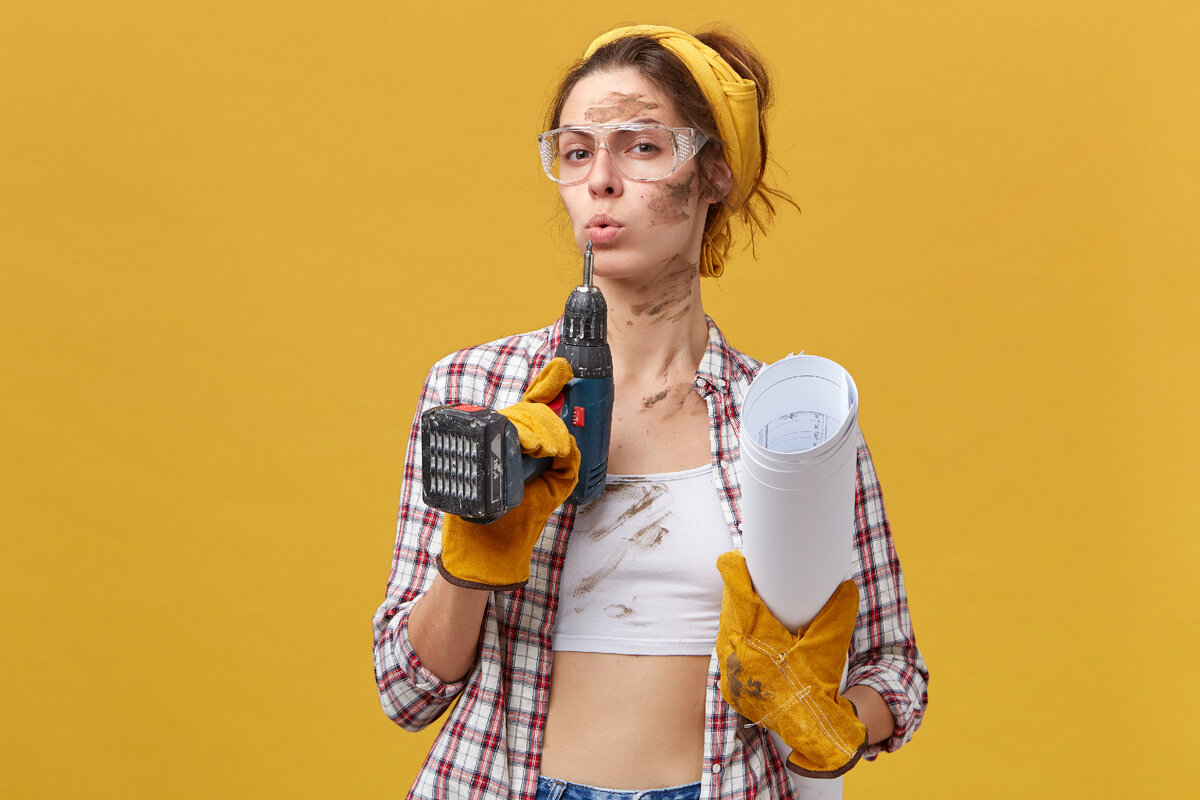 <a href="https://ru.freepik.com/free-photo/self-confident-female-builder-wearing-goggles-white-top-and-checkered-shirt-protective-gloves-holding-drill-and-papers-being-dirty-after-hard-work-isolated-over-yellow-wall-maintenance_9764910.htm#query=%D1%81%D1%82%D0%BE%D0%BB%D1%8F%D1%80%20%D0%B6%D0%B5%D0%BD%D1%89%D0%B8%D0%BD%D0%B0&position=5&from_view=search&track=sph">Изображение от wayhomestudio</a> на Freepik