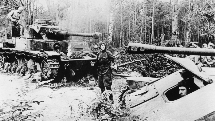 Су-76М у подбитого немецкого Pz.Kpfw. IV