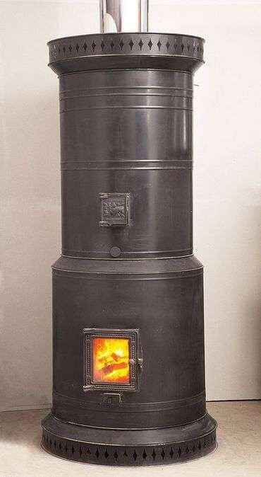 Фото из интернета. Такая печь была и у нас. Наверху мы иногда прятали что-то от чужих глаз , но не всегда удачно. Находился кто-то глазастый.