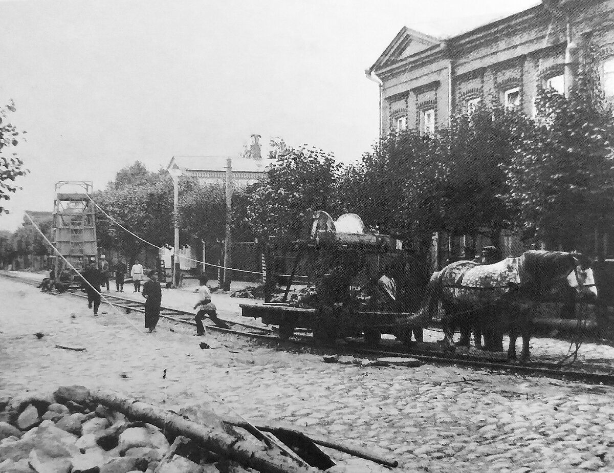 Прокладка электропровода по ул. Б. Энгельгардтовской. 1903 г.