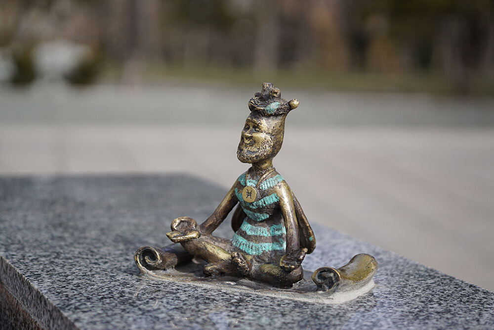 Вот, например, пчела Йог. Сидит себе, медитирует. Вызывая непреодолимое желание пощекотать ему пятку.