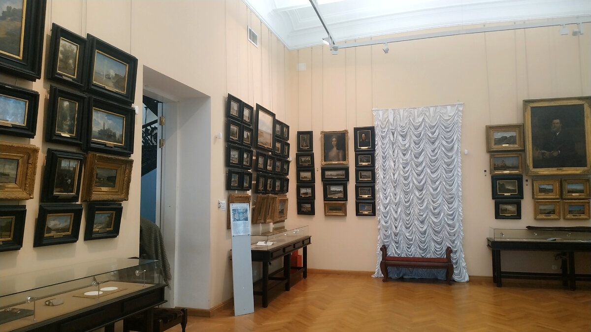 Зал с картинами А.П. Боголюбова. Картины вверху не видны