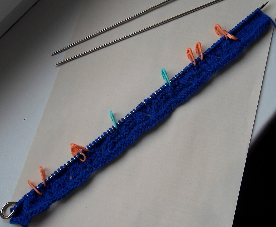 Начинала на прямых длинных спицах.