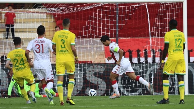     Виссам Бен Йеддер забивает гол в ворота «Нанта».