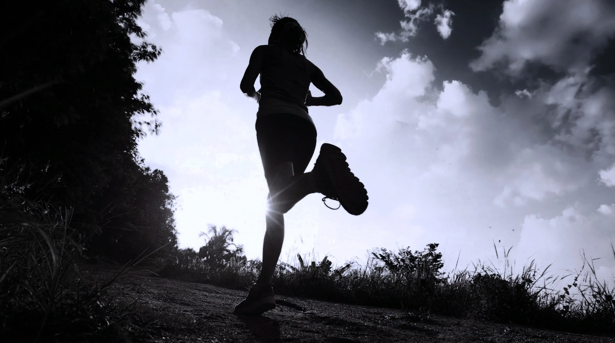 Девушка бежит. Сбежать темнее. Человек в темном переулке. Спина человека. Бегущий в темноте.