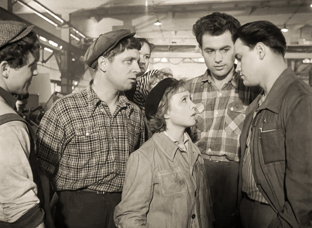 Владимир Земляникин справа в кадре