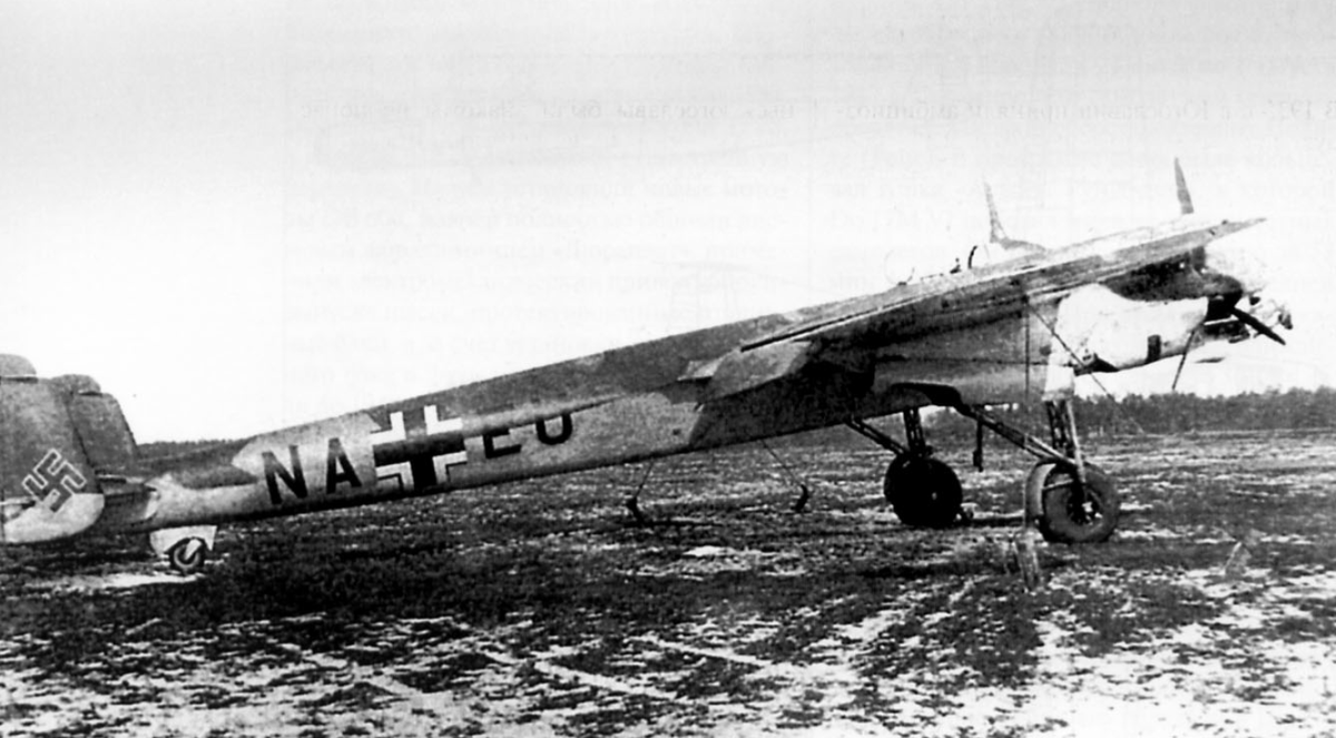 фото - А.Харук "Скоростные бомбардировщики Гитлера". Редкий образец мимикрии - самолёт-шпион "команды Ровеля" замаскированный под... бомбардировщик Do-17E.