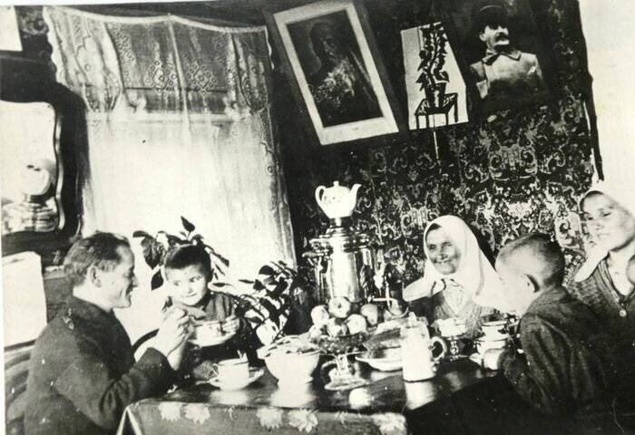 Татарская семья в 1950-е. Ленин и Сталин на месте икон