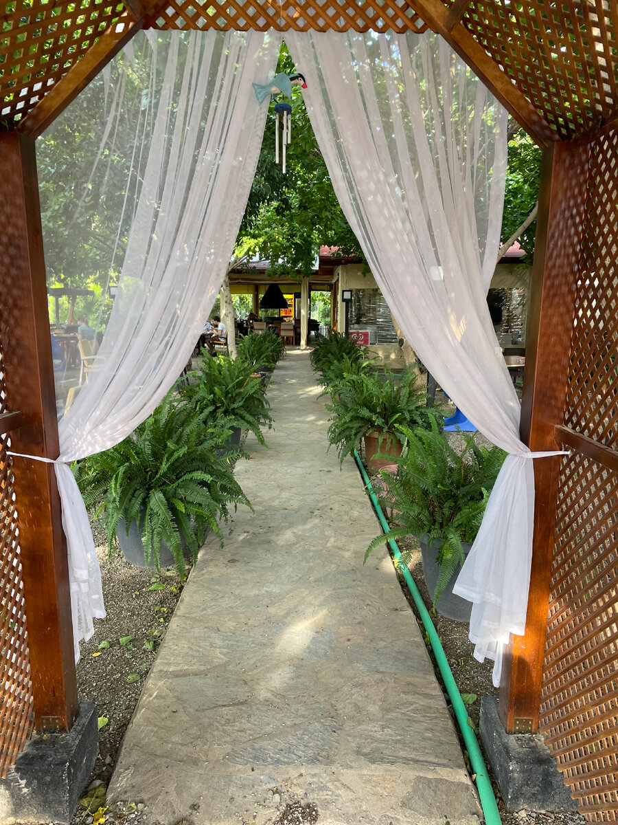 По такой тропинке идешь сначала в кафе