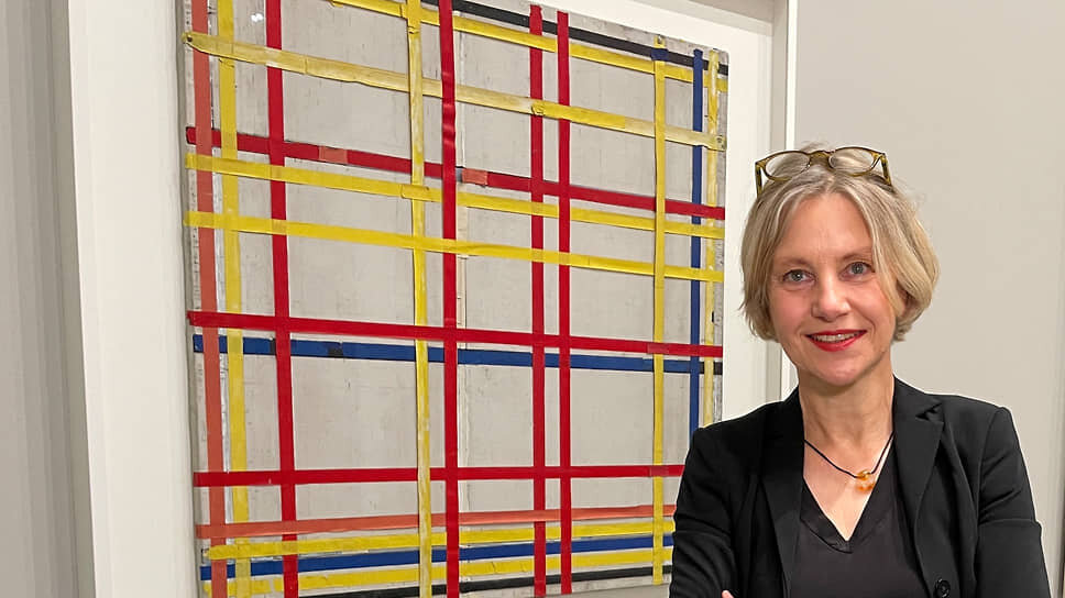 Фото: Petra Wischgoll / Reuters📷Куратор Сузанне Майер-Бюзер на фоне картины Пита Мондриана